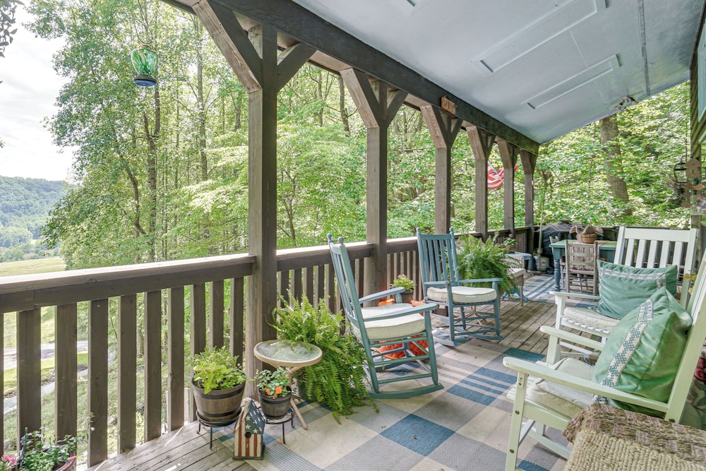 4 Mi to Lake Santeetlah: Cabin w Deck & Views — hotel in Robbinsville