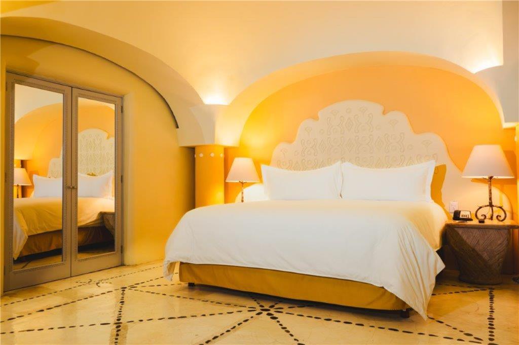 Grand Class Suite king with private pool