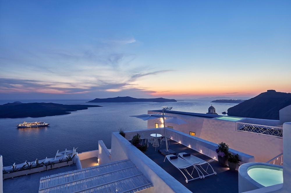Limestone - carbon neutral hotel in Fira