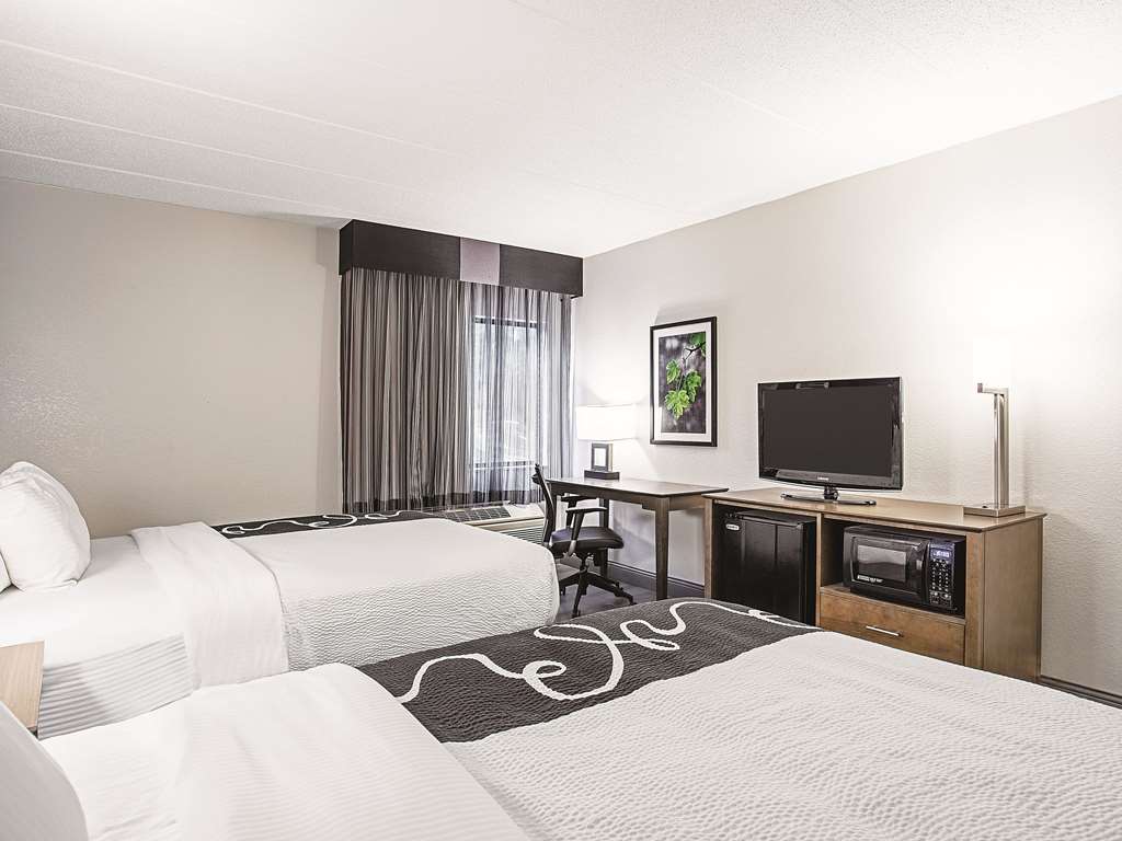 La Quinta Inn & Suites by Wyndham Baltimore N White Marsh - photo 18