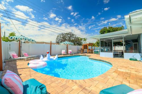 Playcation Putt Putt Pool Tiki Bar Game Room — Largo