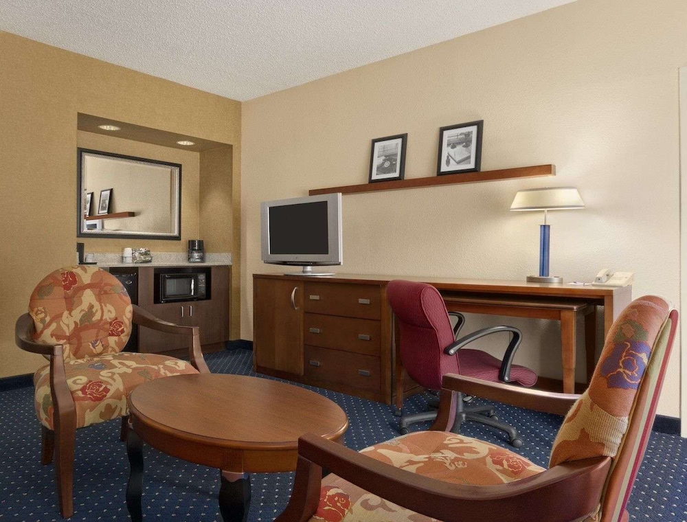 Baymont by Wyndham Columbia Northwest - photo 11