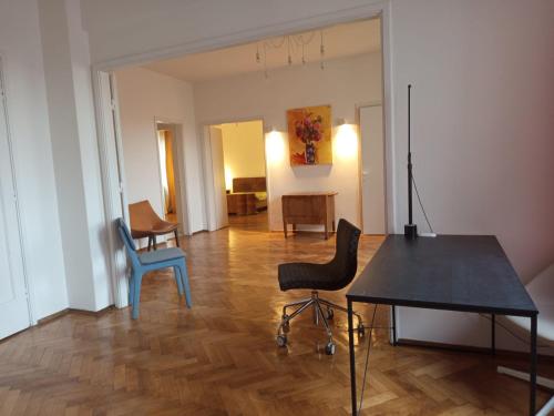 Ultra Central 4 Rooms Vintage Apartment — 4-Star Luxury Hotel in Bucharest, Romania