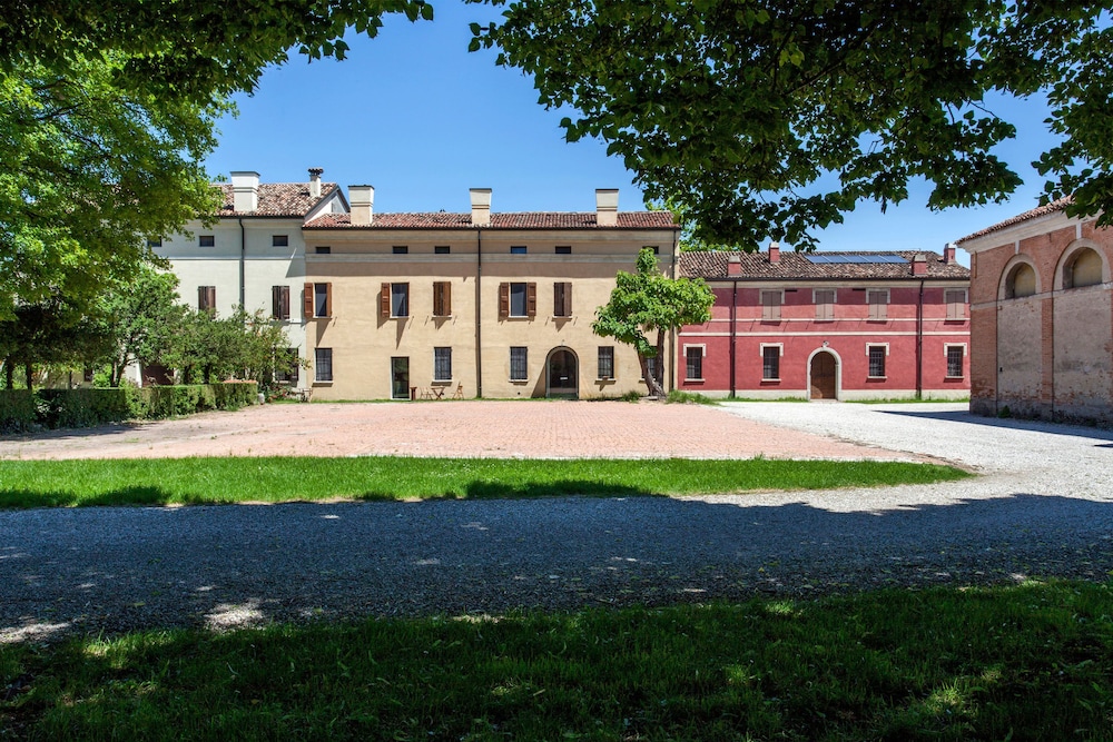 Corte Mainolda - carbon neutral hotel in Castellucchio
