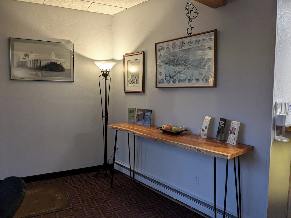 Magnuson Hotel Copper Crown - photo 3