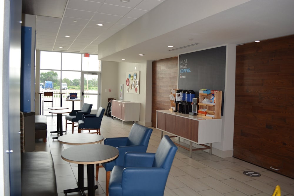 Holiday Inn Express & Suites Liberal by IHG - photo 20