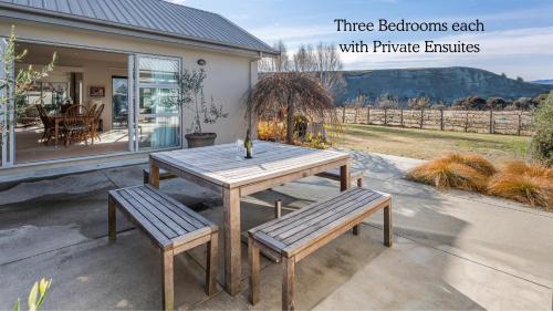 Tranquil on Ribbonwood Wanaka Holiday Home — 4-Star Luxury Hotel in Wanaka, New Zealand