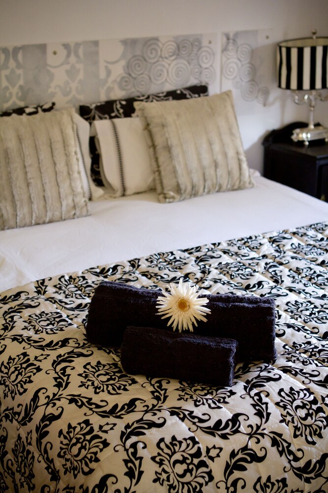 Villa Mexicana Guesthouse — 4-Star Luxury Hotel in Kimberley, South Africa