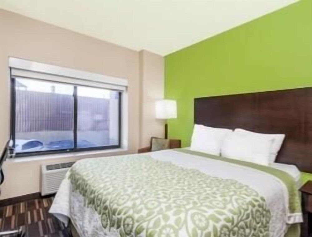 Days Inn & Suites by Wyndham Jamaica JFK Airport - photo 4