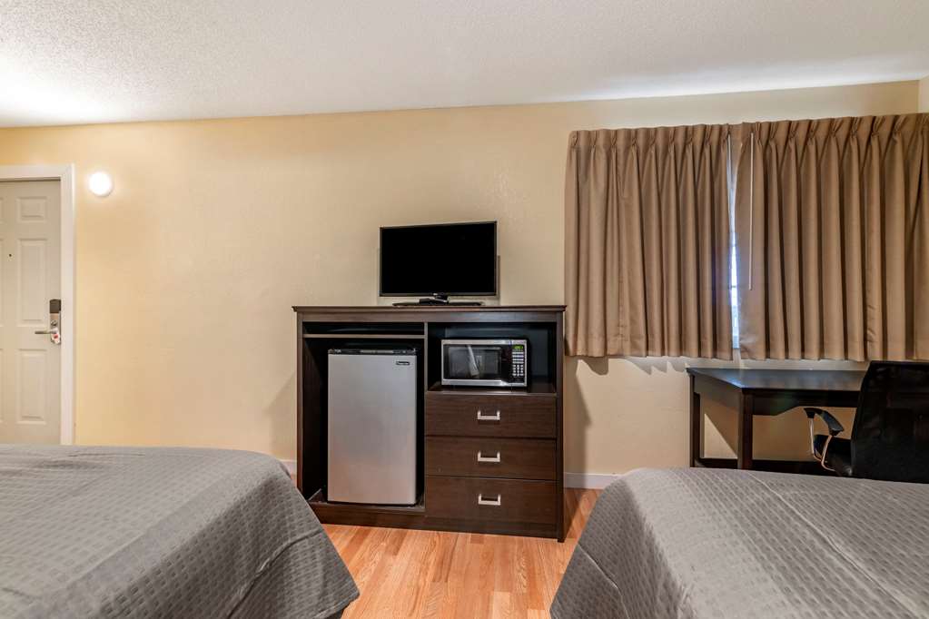 Rodeway Inn Lake George Outlets - photo 11