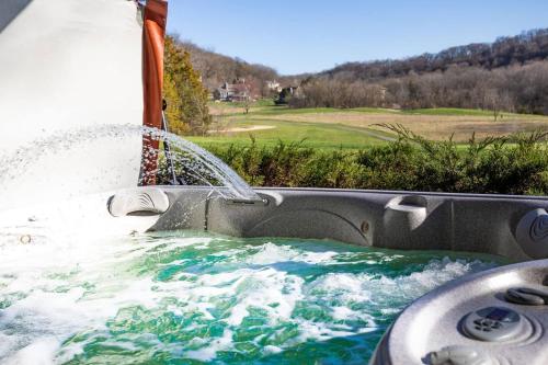 Hot Tub Golf View Fire Pit — hotel in Galena