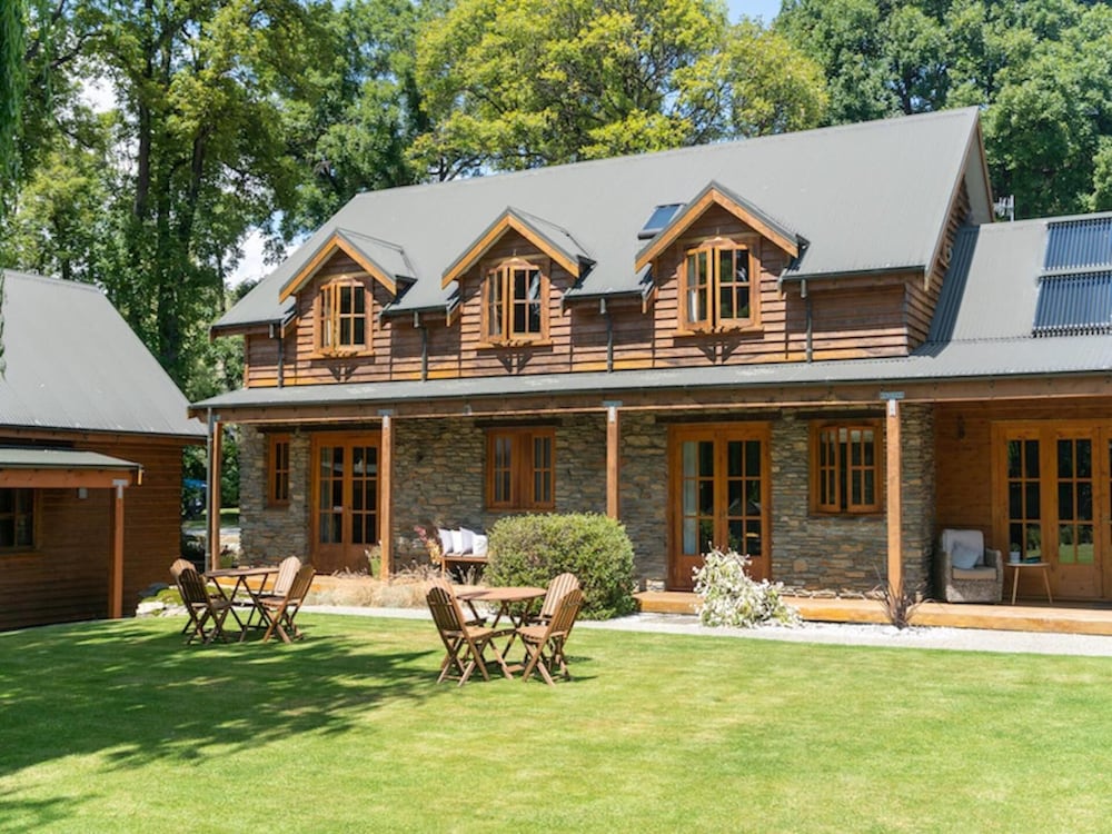 Wanaka Homestead Lodge & Cottages — 4-Star Luxury Hotel in Wanaka, New Zealand