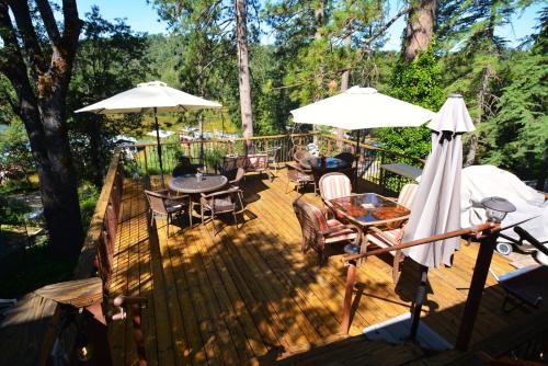 Lakeside Cabin with lake view — 4-Star Luxury Hotel in Bass Lake, United States