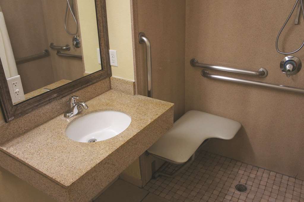 La Quinta Inn & Suites by Wyndham Albuquerque Midtown - photo 17
