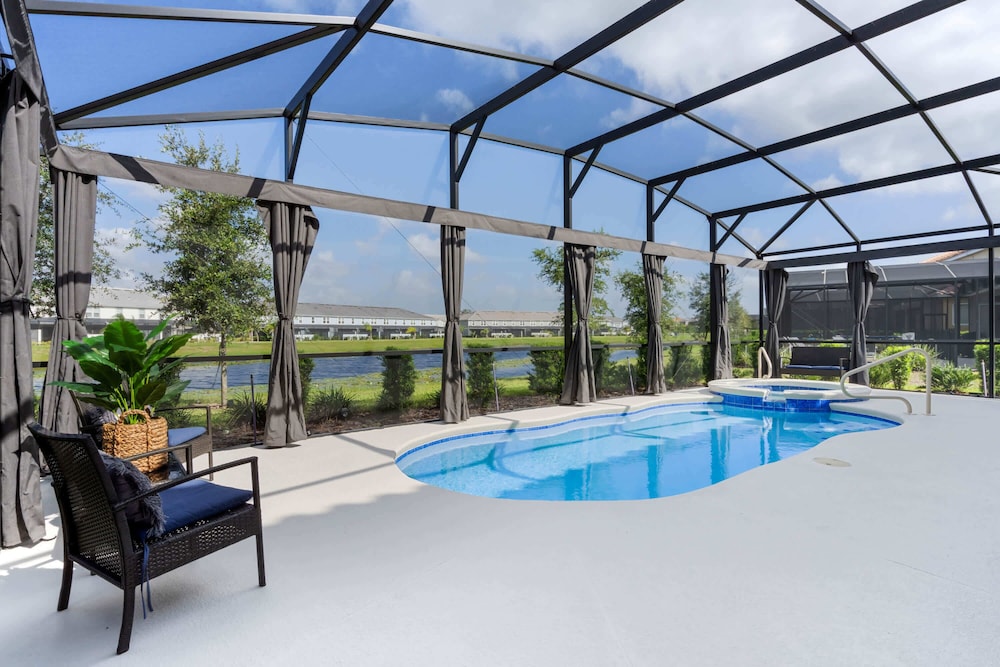 Solterra Villa With Screened Pool & Lake View — 4-Star Luxury Hotel in Davenport, United States