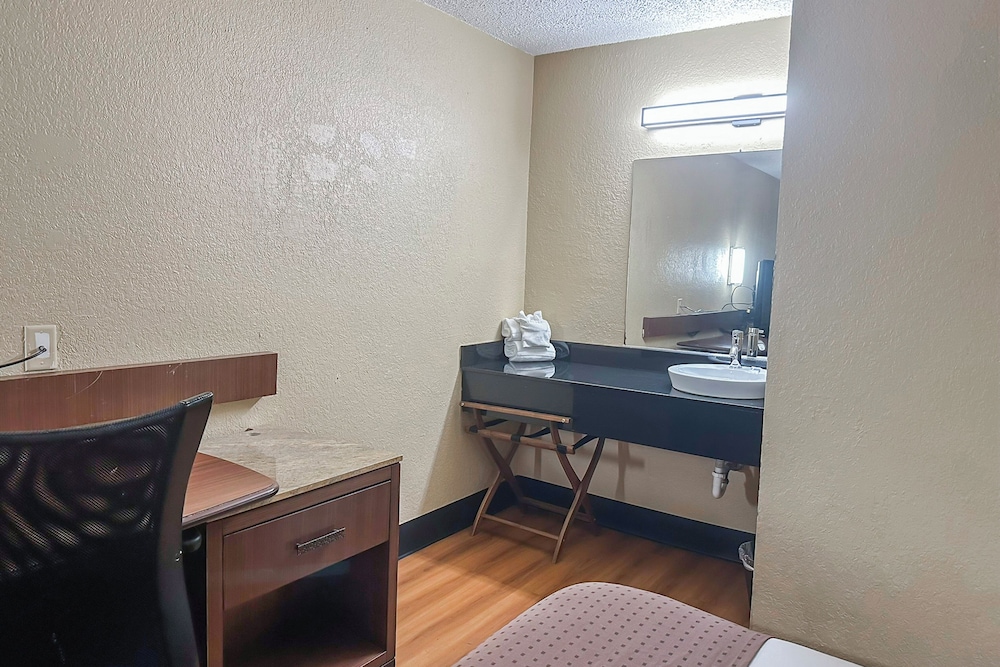 OYO Hotel Mobile AL I 65 at Airport Blvd - photo 47