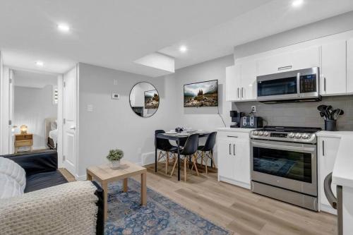 ModernSuite NearAirport 2Queens 2Bedroom FullKitchen in Edmonton, Canada