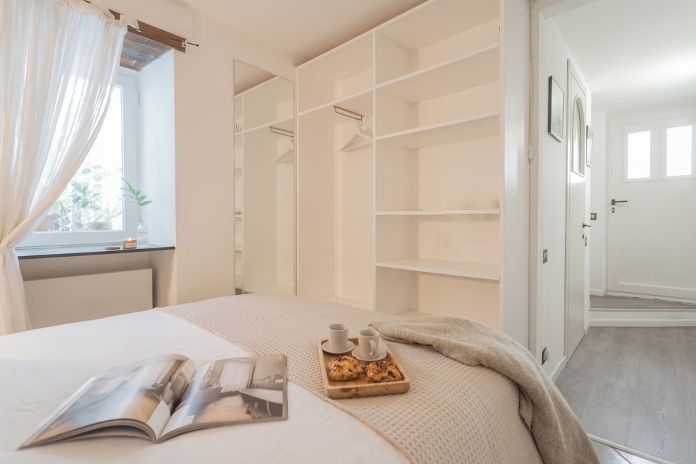 Pretty Studio in Old Town by Rent all Como — 4-Star Luxury Hotel in Carate Urio, Italy