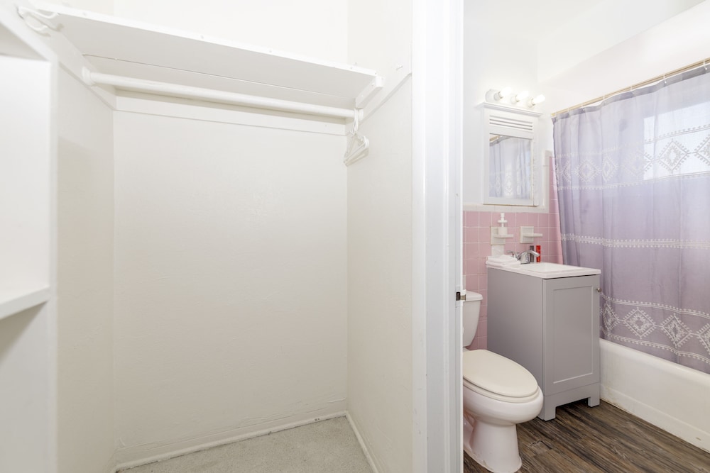 Tropic Isle Hotel and Apartment - photo 32