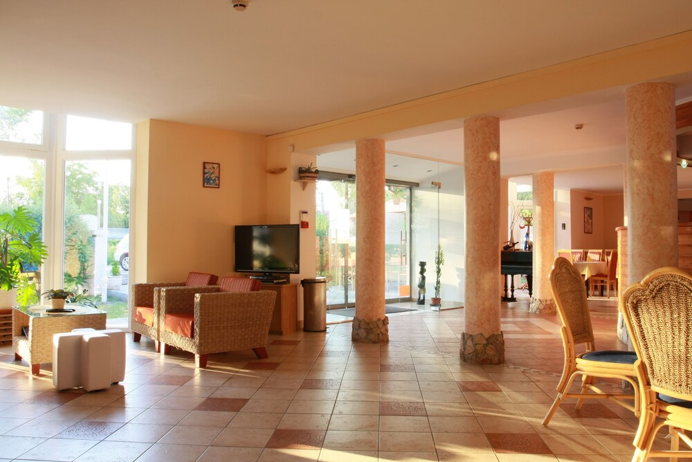 Hotel Monopoly — Balatonalmadi — photo 2