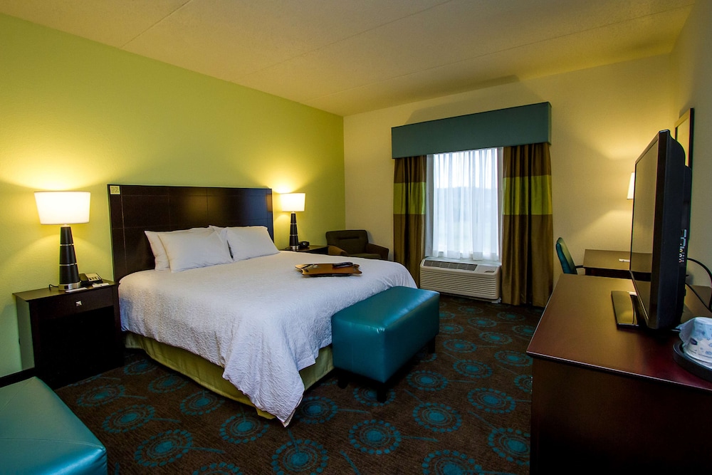 Hampton Inn Fayetteville - photo 18