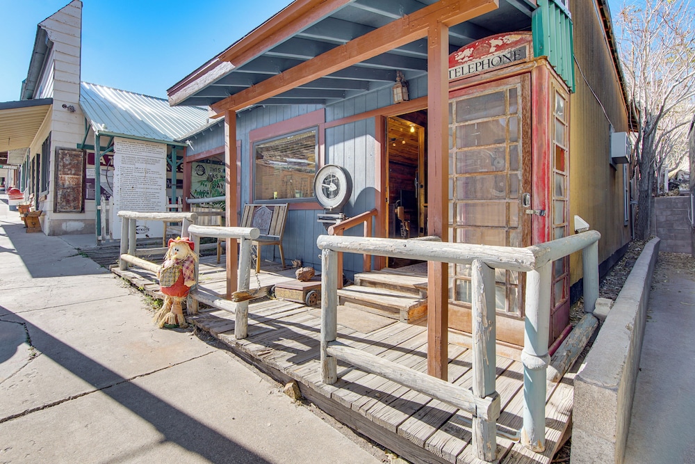 Walk to Main Street Mtn view Getaway in Pioche