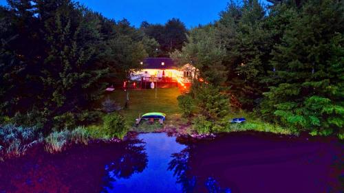 Zen Den Pocono LakeFront with Hot Tub — hotel in Mount Pocono