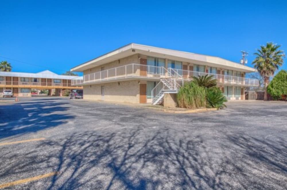 Americas Best Value Inn Uvalde - photo 25
