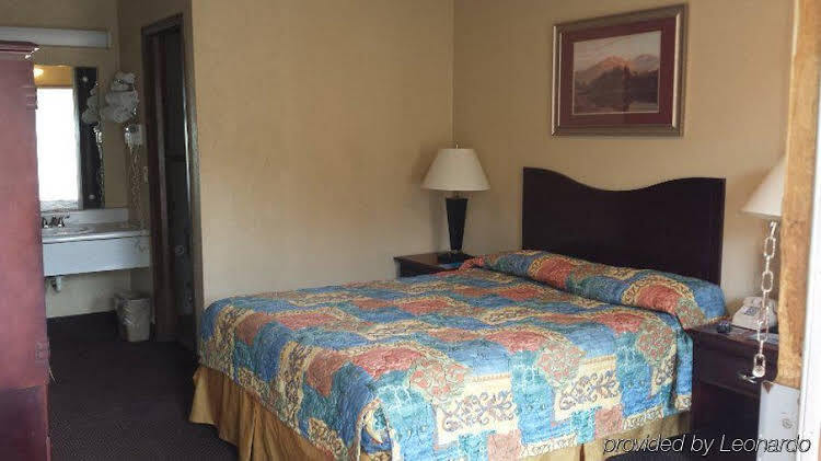 Scottish Inn Knoxville - photo 22