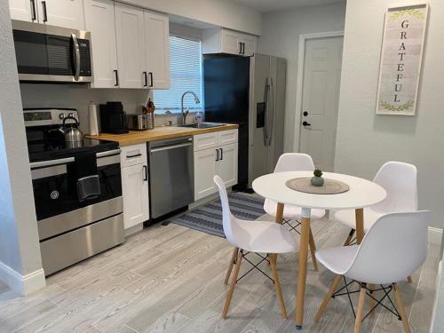 Lovely 2 Bedrooms Central Clearwater Apartment — 4-Star Luxury Hotel in Clearwater, United States