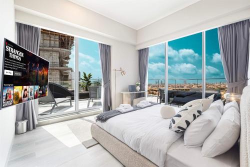 Stylish 1BR with Spacious Terrace Near Circle Mall