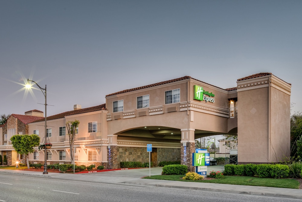 Holiday Inn Express & Suites Santa Clara by IHG - carbon neutral hotel in Santa Clara