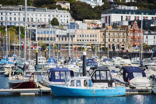 Harbour Breeze On Torquay's iconic marina with hot tub — 4-Star Luxury Hotel in Torquay, United Kingdom