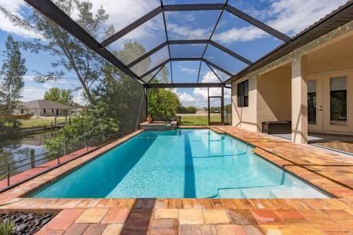 Casita Cabo Coral on the Canal with Salt Pool and Spa in Cape Coral, United States