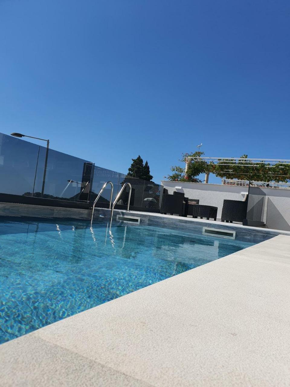 Apartment Pero&Mika with Swimming Pool