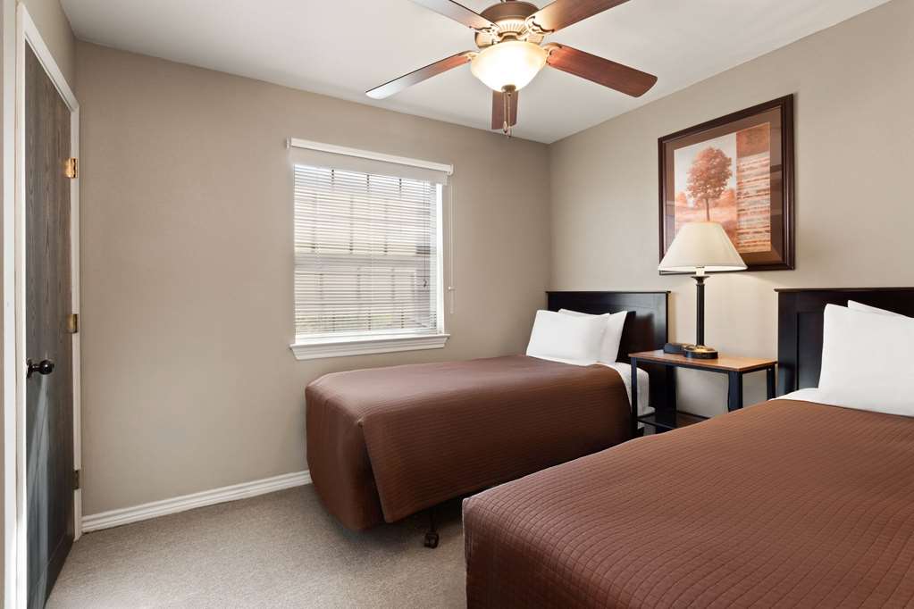 Eagle's Den Suites Cotulla a Travelodge by Wyndham - photo 16