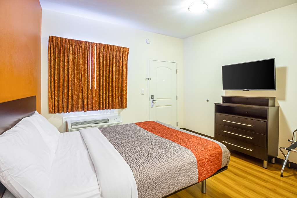 Motel 6 on Maple - photo 17