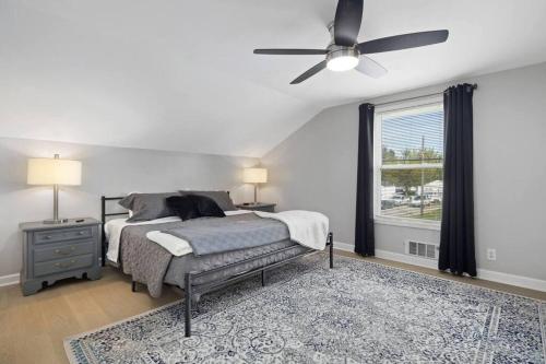 Great Location 2BR King Bed Private Laundry — 4-Star Luxury Hotel in Warren, United States