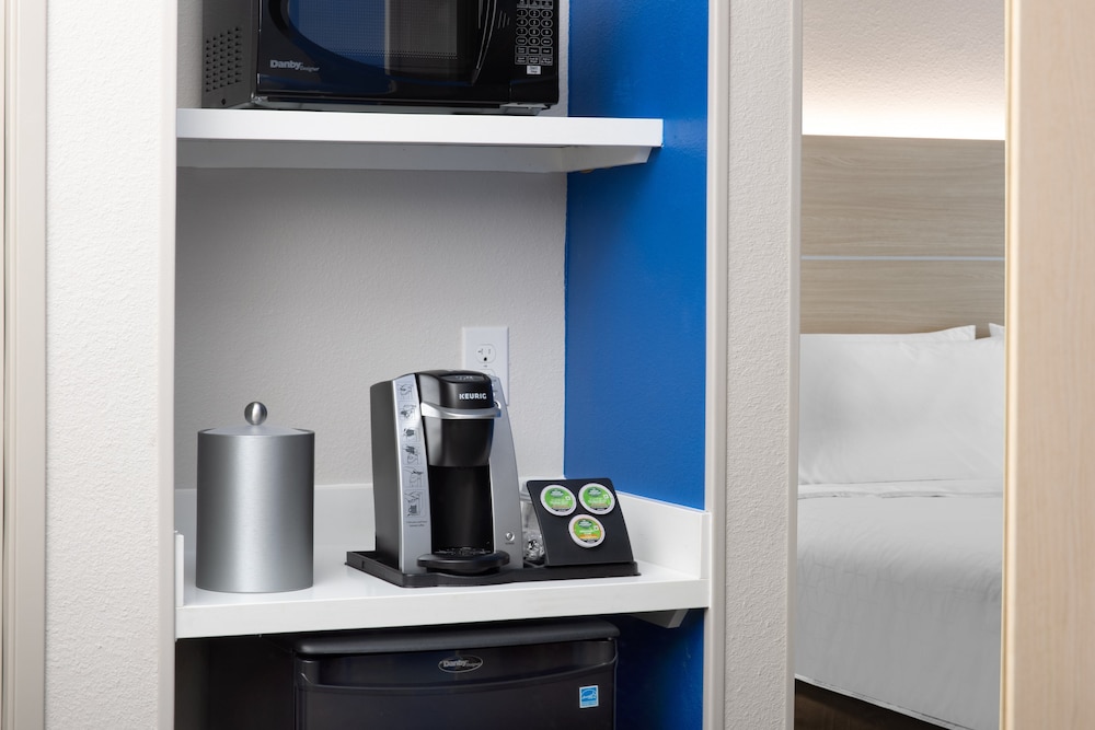 Holiday Inn Express & Suites Ft Myers Beach Sanibel Gateway by IHG - photo 25