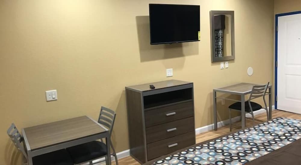 Deluxe Inn & Suites Baytown - photo 14