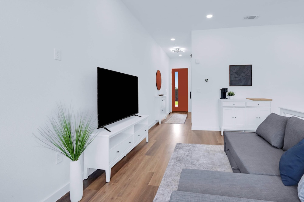 Luxury Resort style Living Centrally Located - photo 11