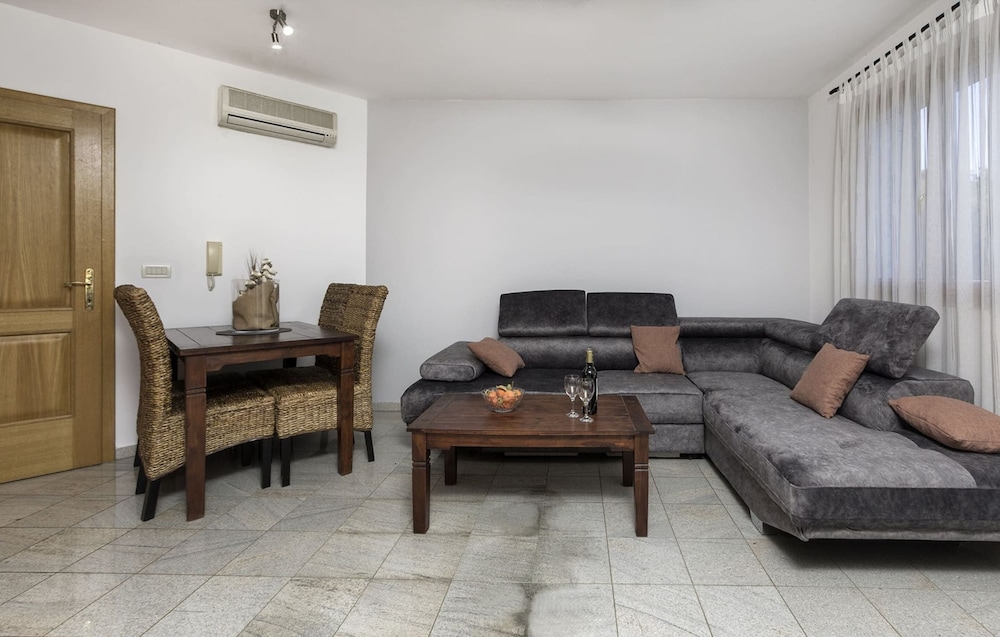 Apartment in Banjole near Beach & Nature — 4-Star Luxury Hotel in Medulin, Croatia