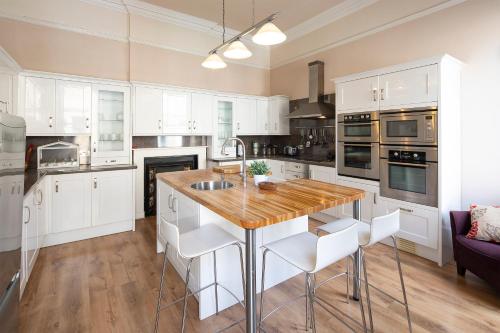 Stunning Spacious Central Apartment Near Parade Gardens — 4-Star Luxury Hotel in Bath, United Kingdom