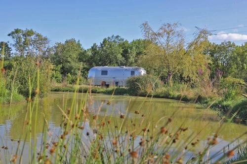 Caravane Airstream bord de lac — hotel in Saint-Loubes