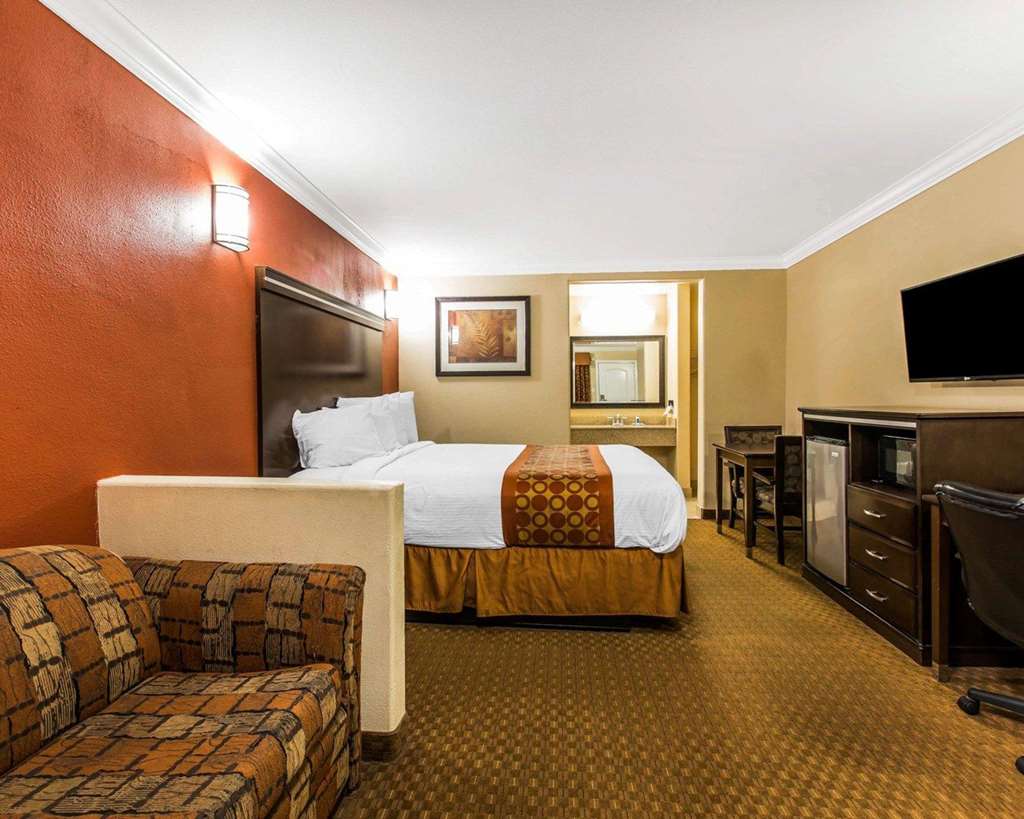 Rodeway Inn & Suites Corona - photo 25