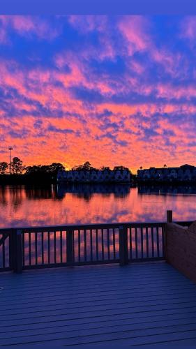 Sunset Serenity Tropical Waterfront Oasis Huge Private Patio 10Min to KingSt & Beaches in Charleston, United States