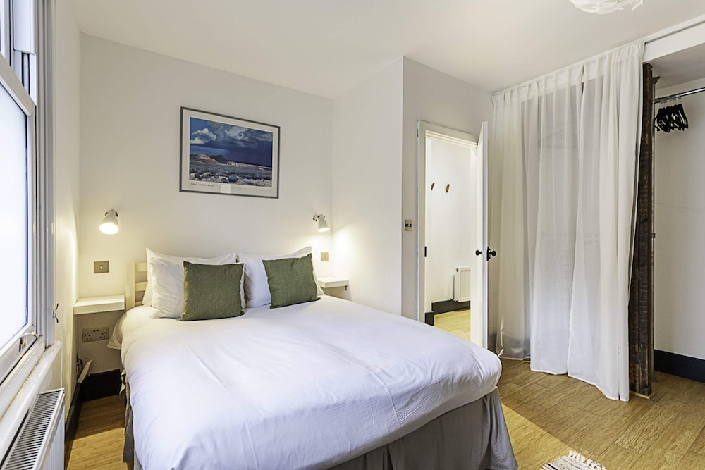 Stylish Battersea Home — 4-Star Luxury Hotel in London, United Kingdom