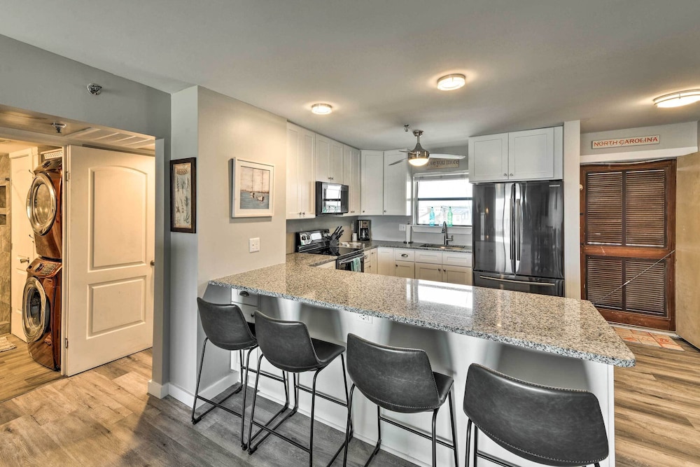 Airy Oceanfront Condo Beach Views And Pool Access — 4-Star Luxury Hotel in Sneads Ferry, United States
