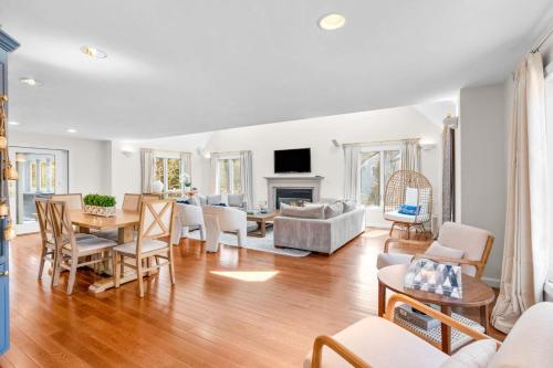 The Gathering Place For 6 with Fire Pit in Mashpee, United States