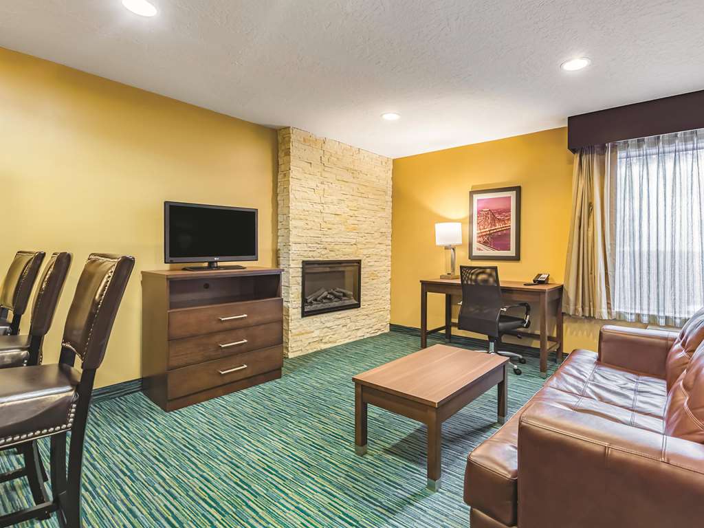 La Quinta Inn & Suites by Wyndham San Francisco Airport West - photo 41